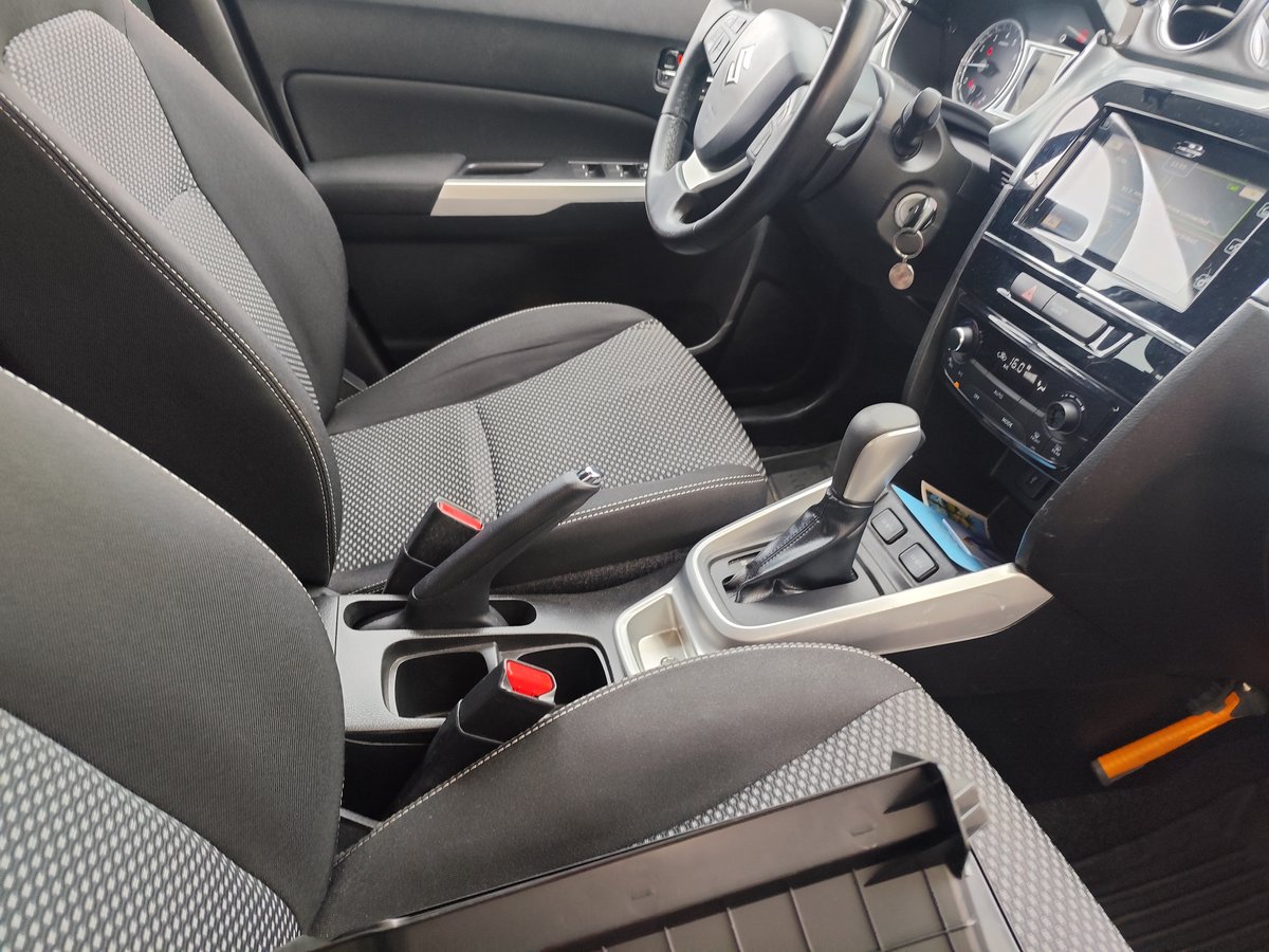 Czyste wnętrze Suzuki po ozonowaniu